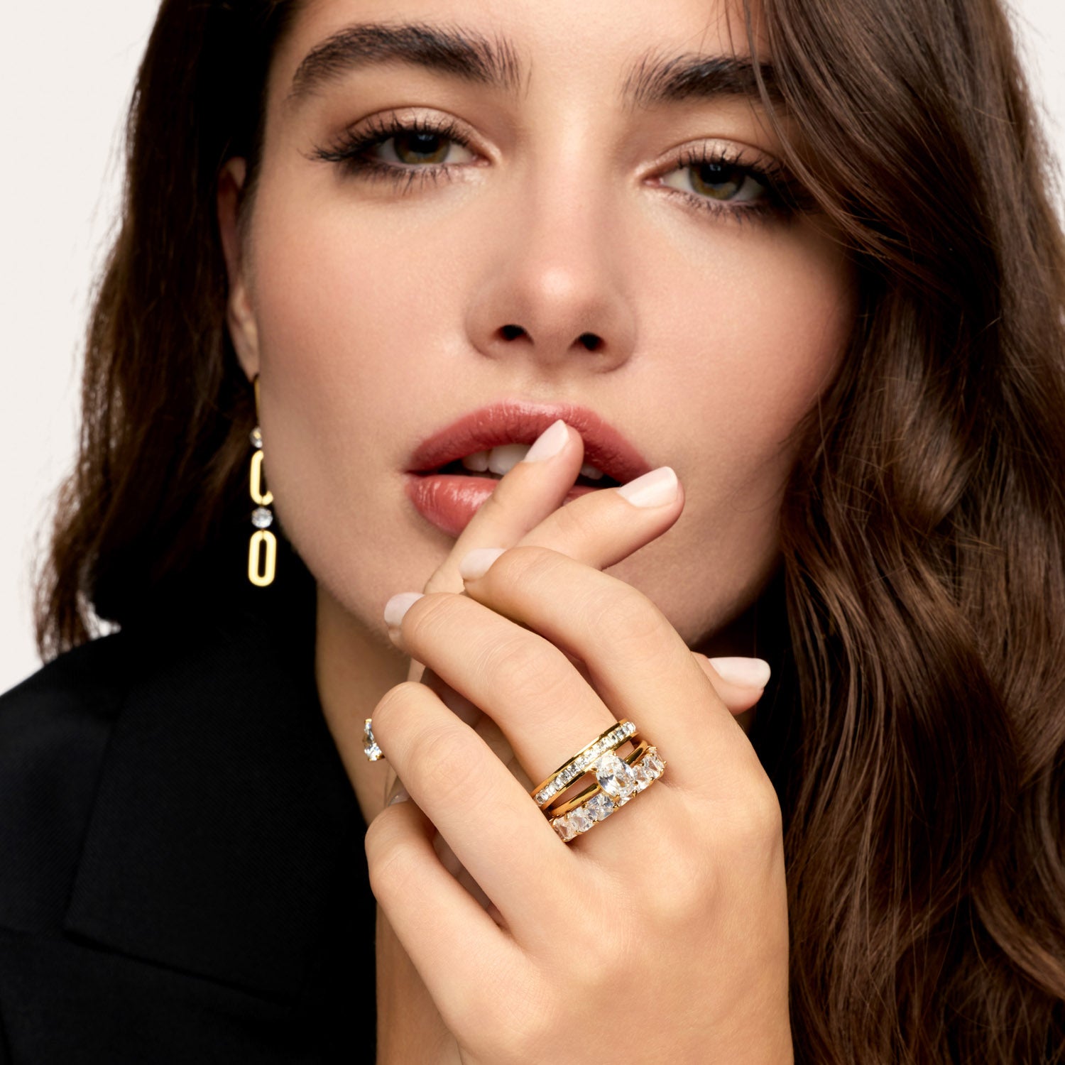 Anel com Pedras Brilhantes Banhado em Ouro 18k
