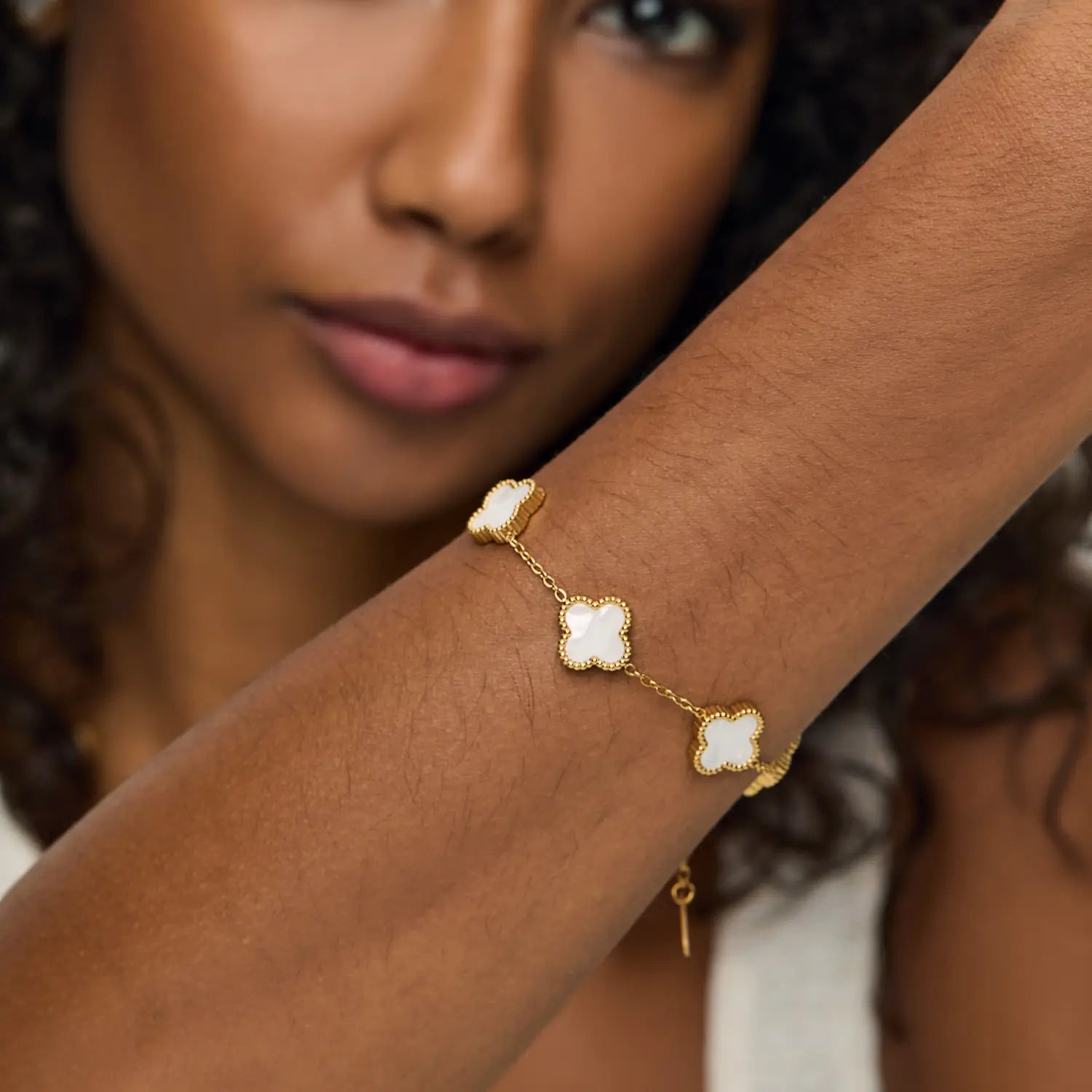 Pulseira Trevo Branco Banhado em Ouro 18k