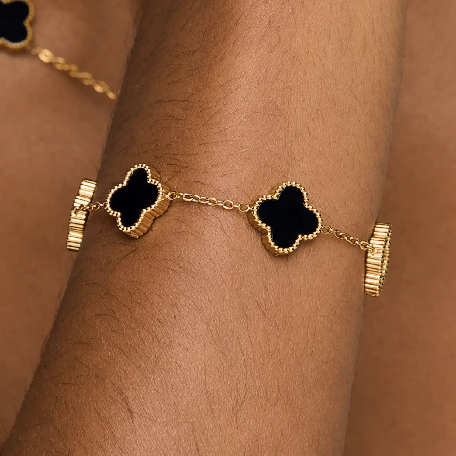 Pulseira Trevo Preto Banhado em Ouro 18k
